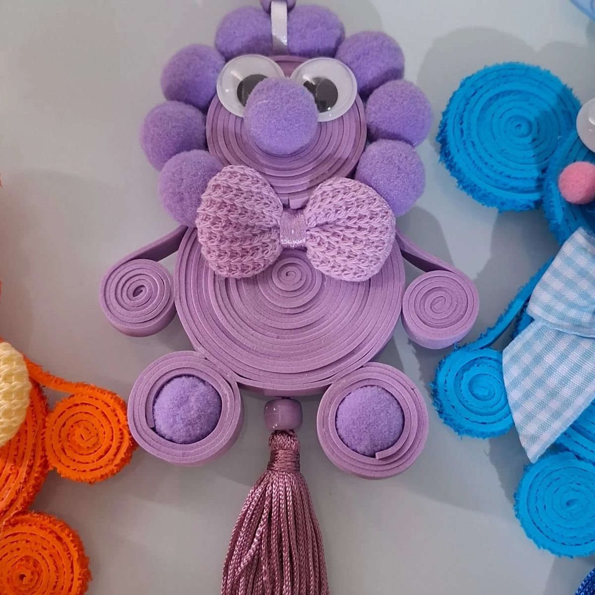 Bichinhos em espiral com pompom, foto 4