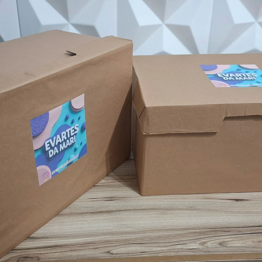 Caixas de encomenda com o adesivo da Evartes da Mari